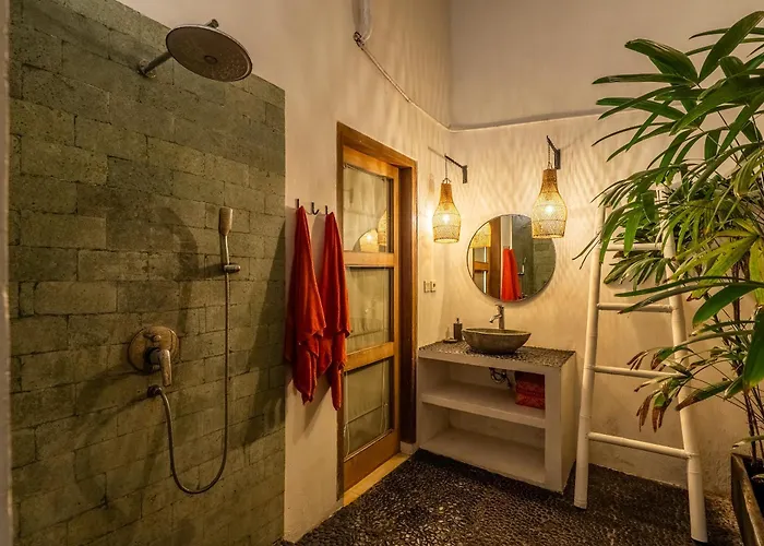 Kura Kura - Newly Renovated 4bdrs Center Bingin Villa Uluwatu (Bali)
