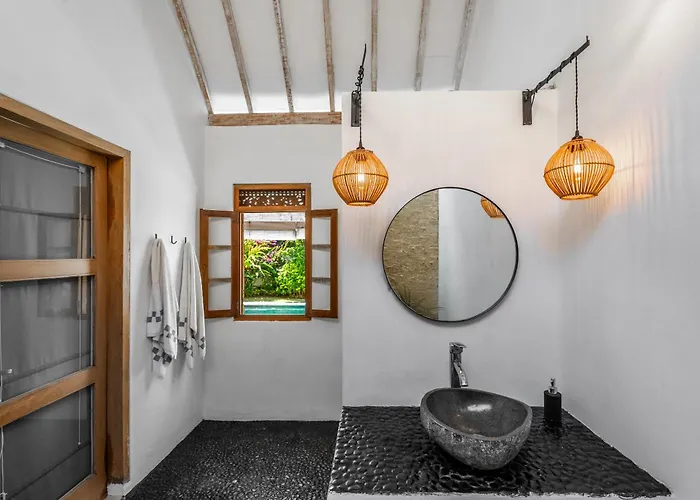 Kura Kura - Newly Renovated 4bdrs Center Bingin Villa *