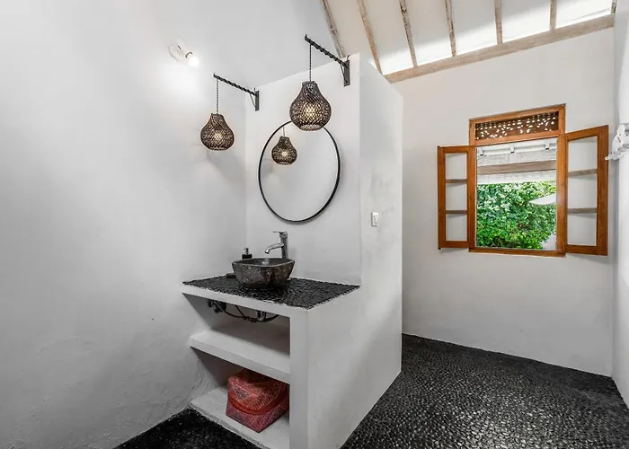 Kura Kura - Newly Renovated 4bdrs Center Bingin Villa Uluwatu (Bali)
