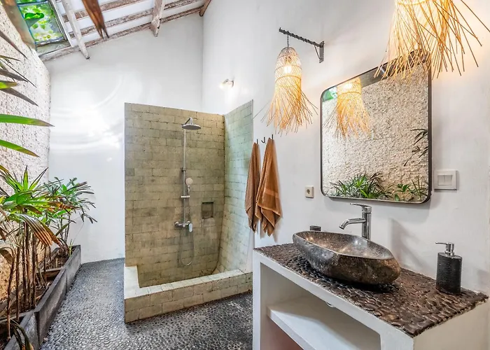 Villa Kura Kura - Newly Renovated 4bdrs Center Bingin